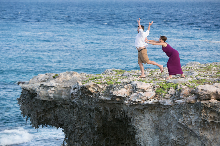Maternity photos on cliff in Mexico