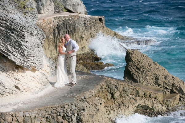 Bride-groom-crashing-waves-isla-mujeres