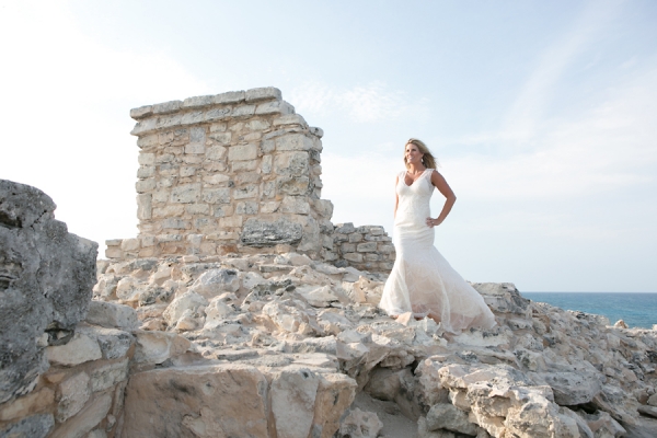 Bride-on-mayan-temple