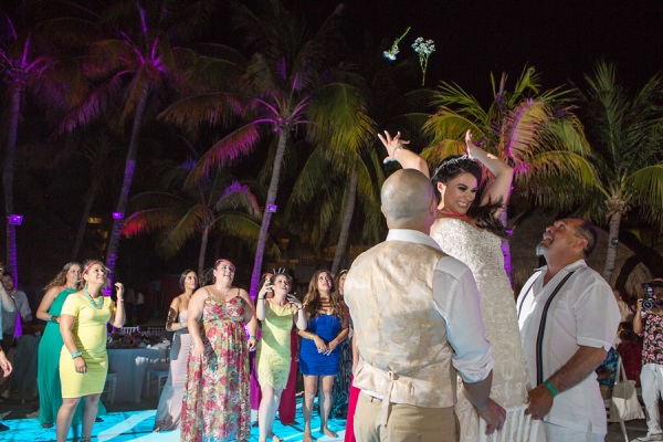 Wedding-bouquet-toss